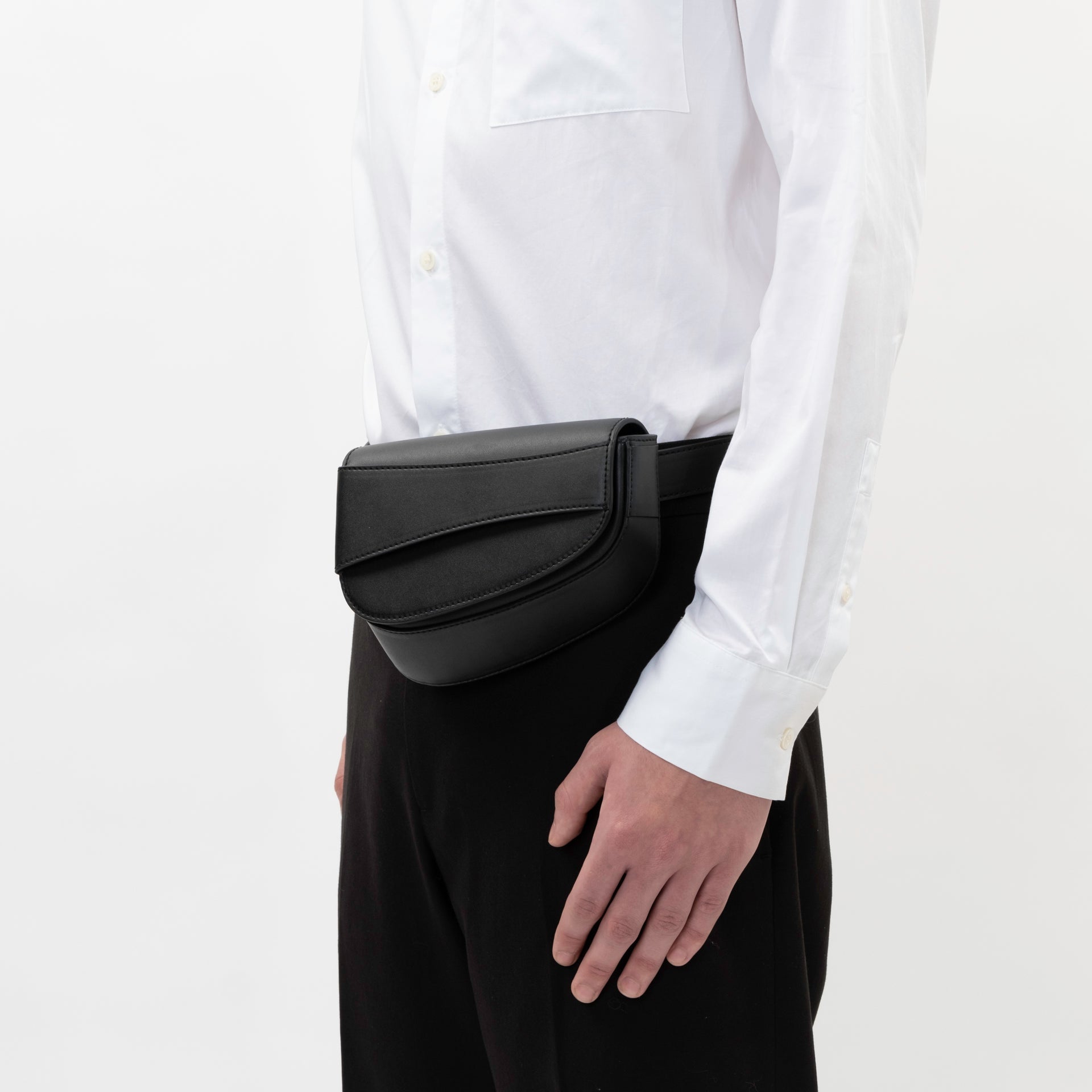 Ellipse Smooth Leather Fanny Pack in Ink