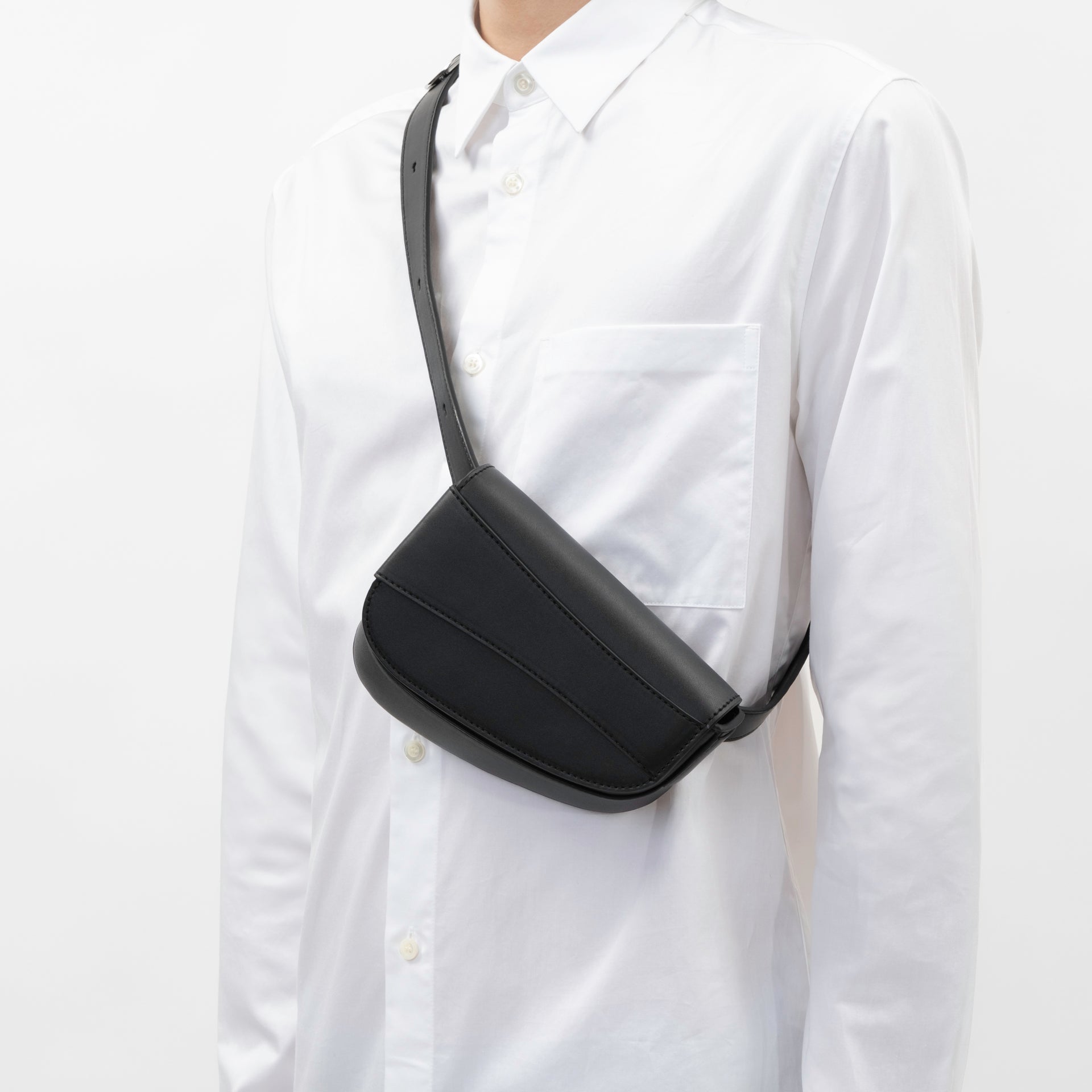 Ellipse Smooth Leather Fanny Pack in Ink