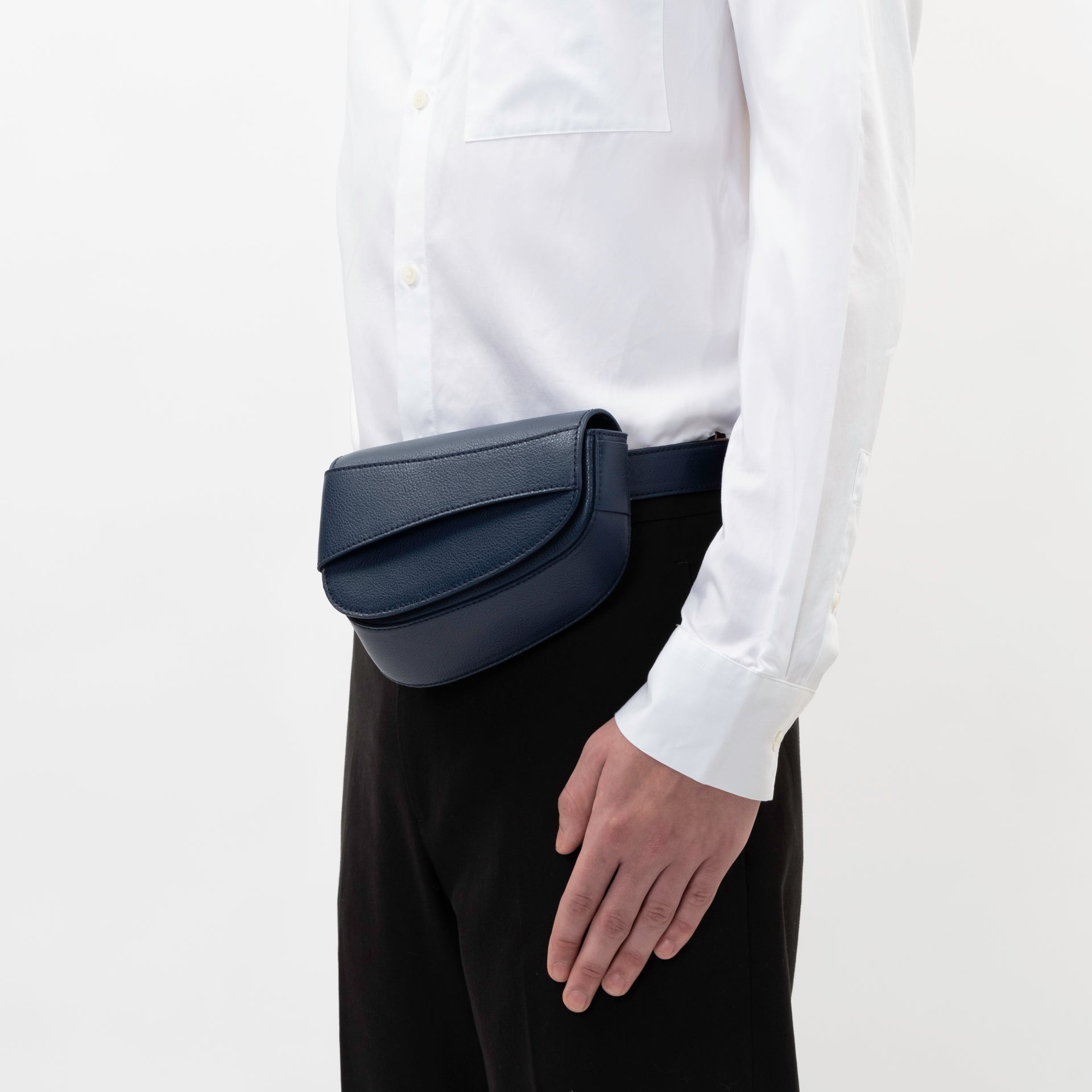 Ellipse Pebble Leather Fanny Pack in Navy