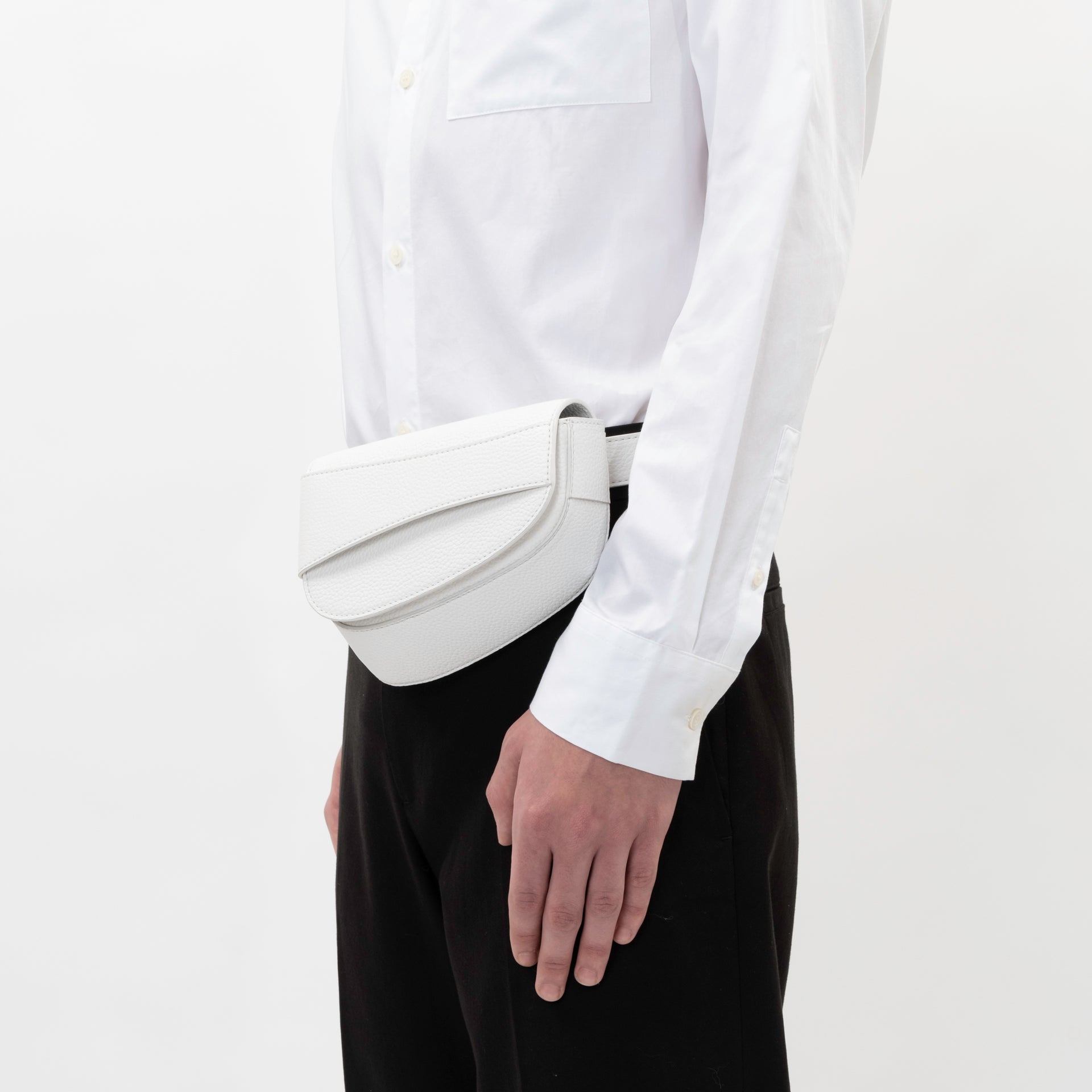 Ellipse Pebble Leather Fanny Pack in Optic White