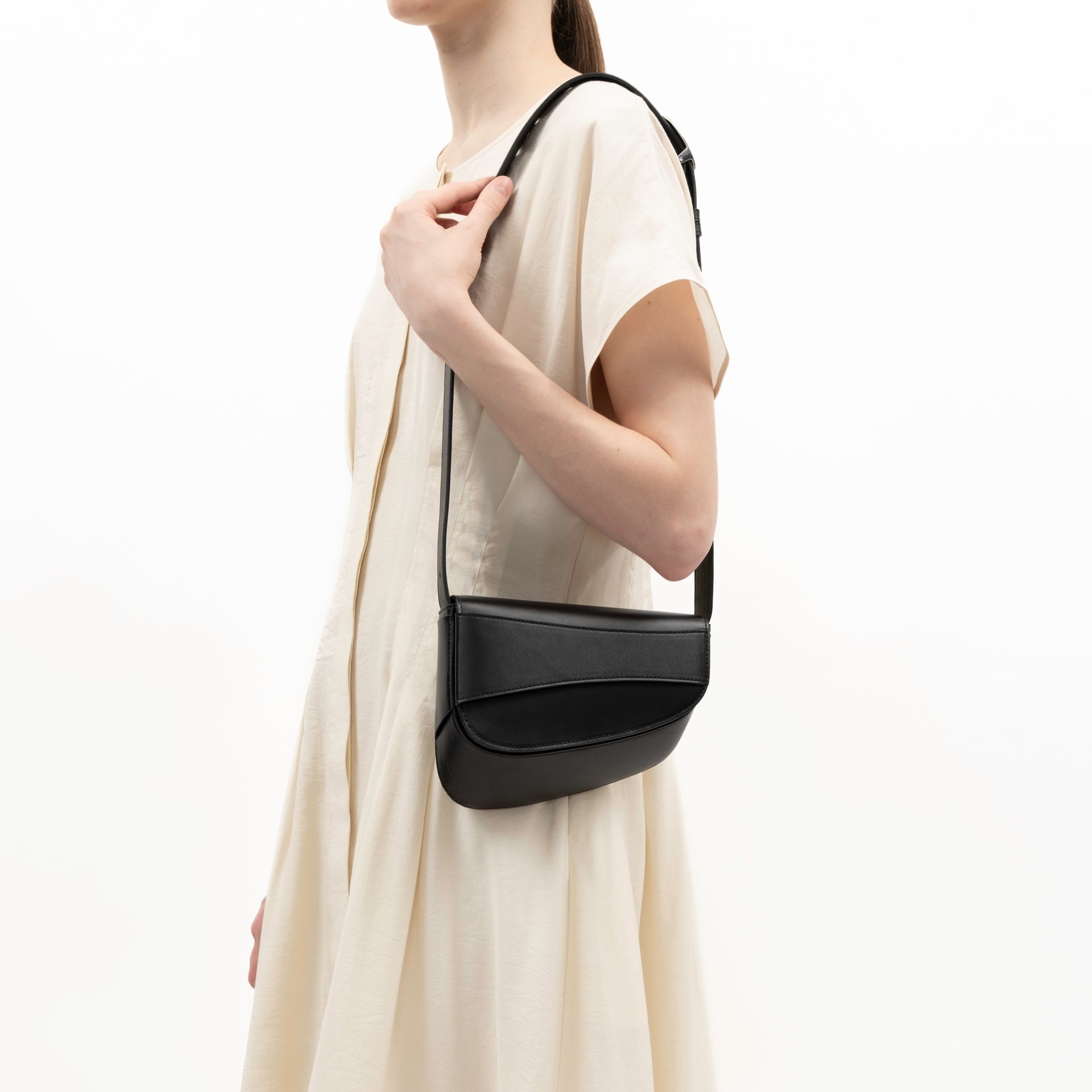 Ellipse Smooth Leather Shoulder Bag in Ink