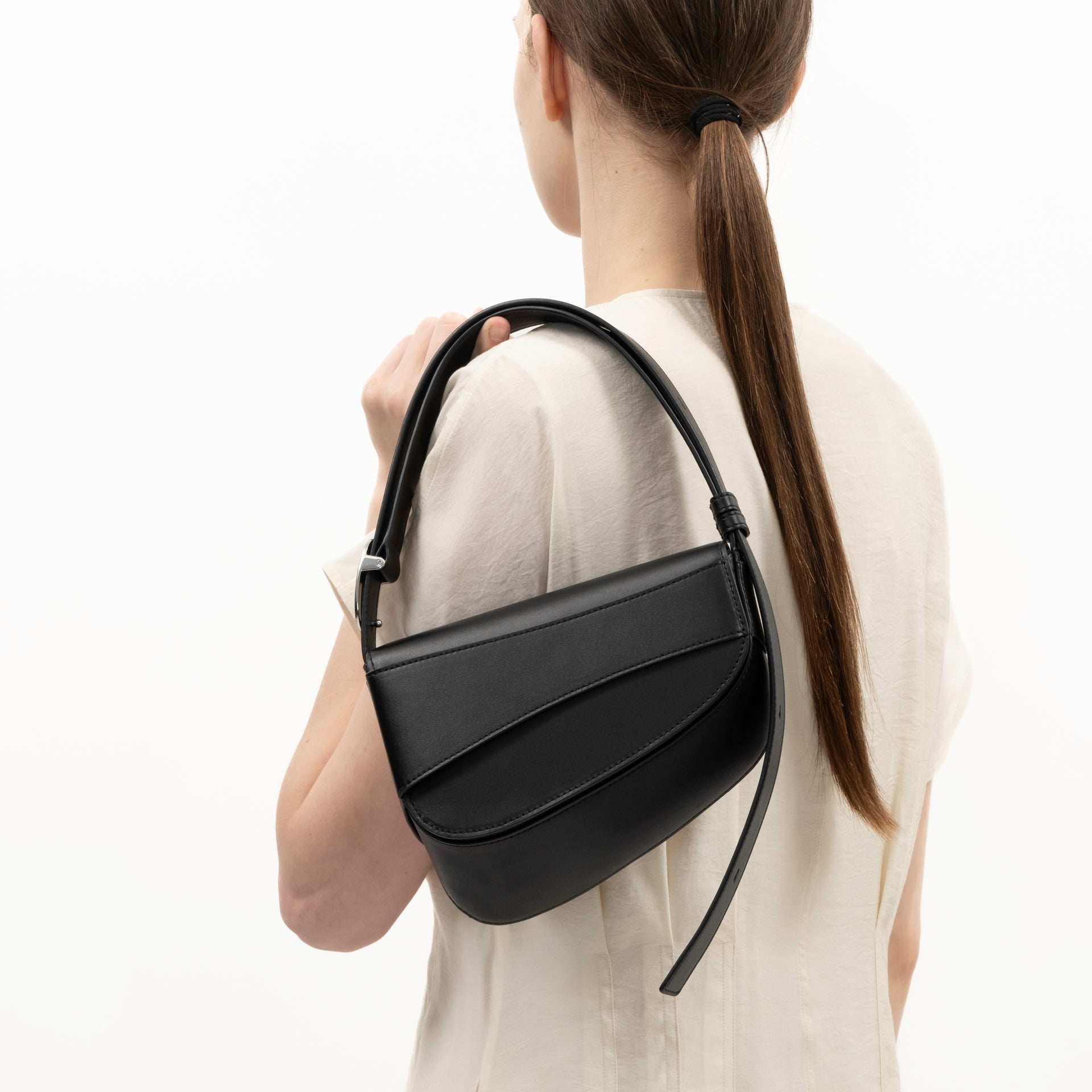 Ellipse Smooth Leather Shoulder Bag in Ink