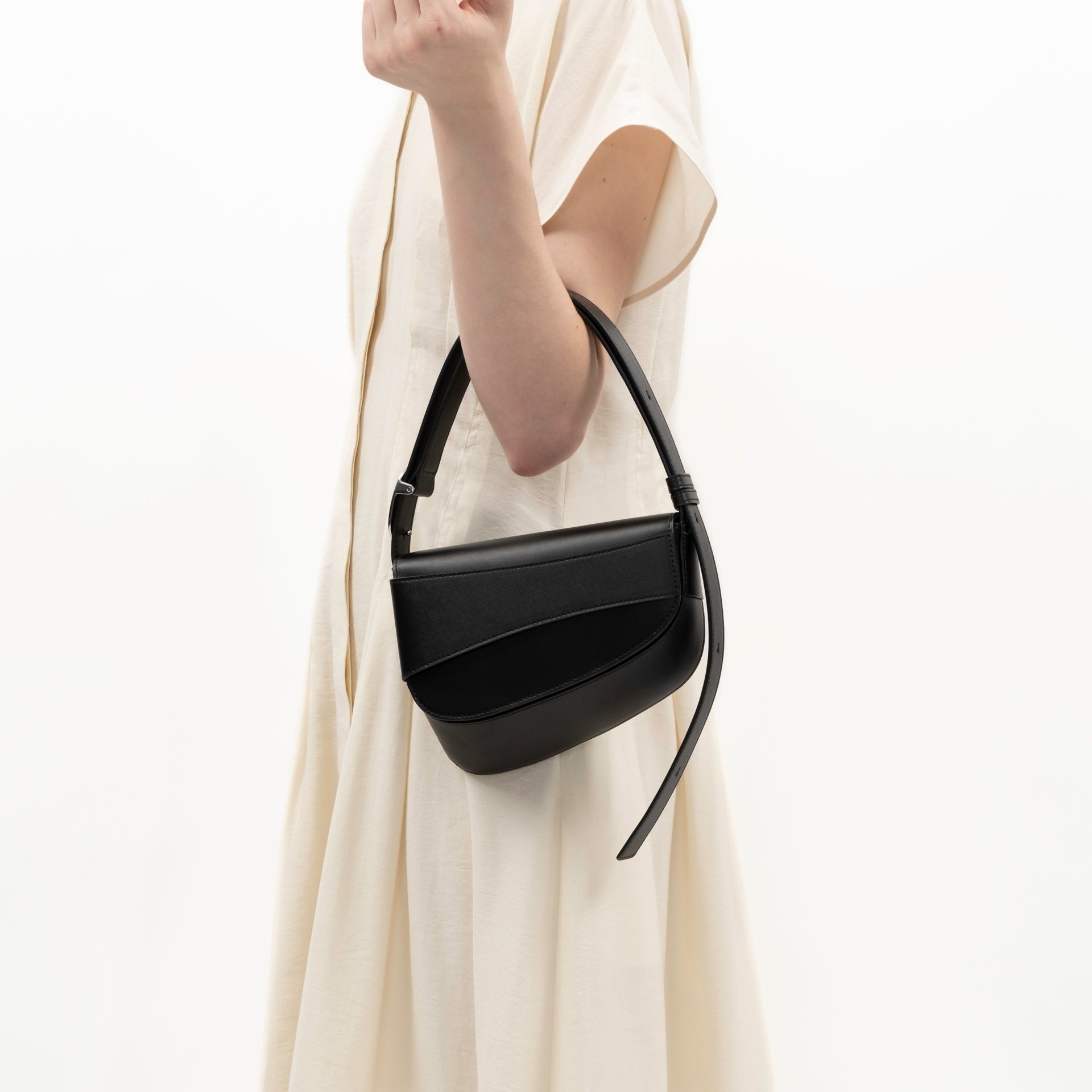 Ellipse Smooth Leather Shoulder Bag in Ink