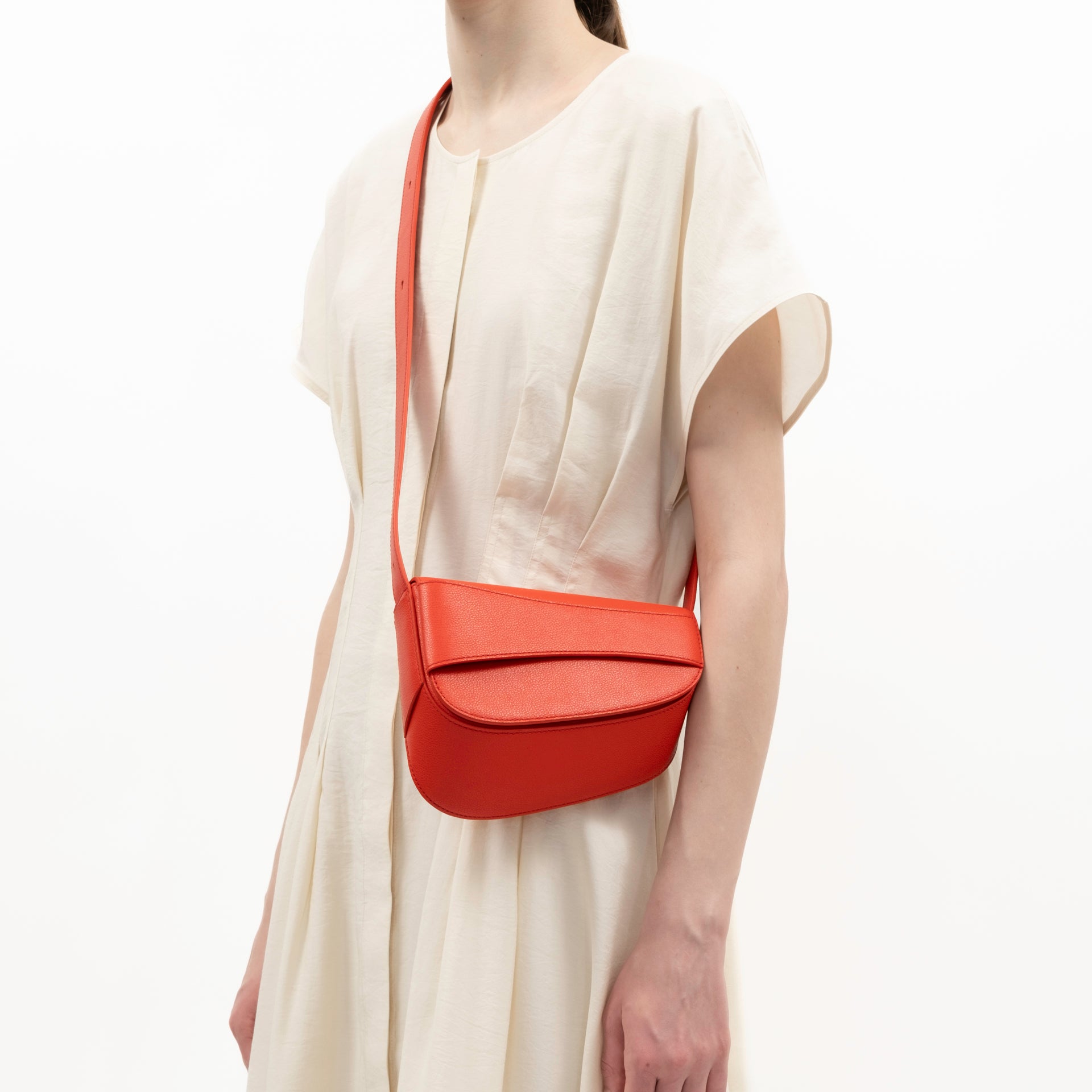 Ellipse Pebble Leather Shoulder Bag in Tomato