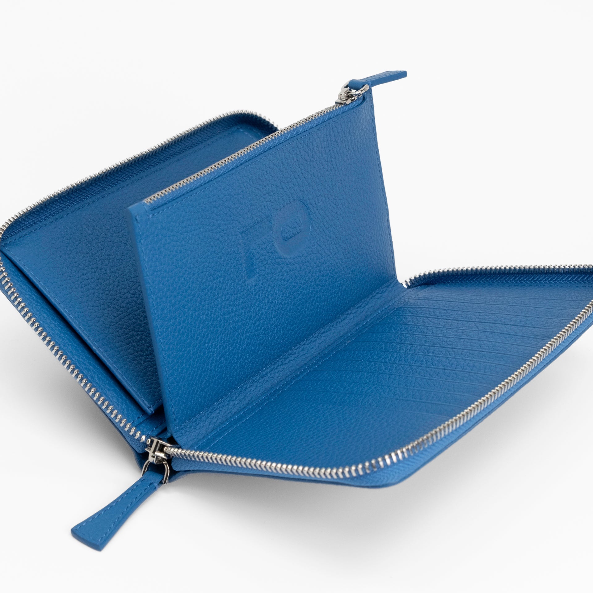 Ellipse Pebble Leather Travel Wallet in Cobalt