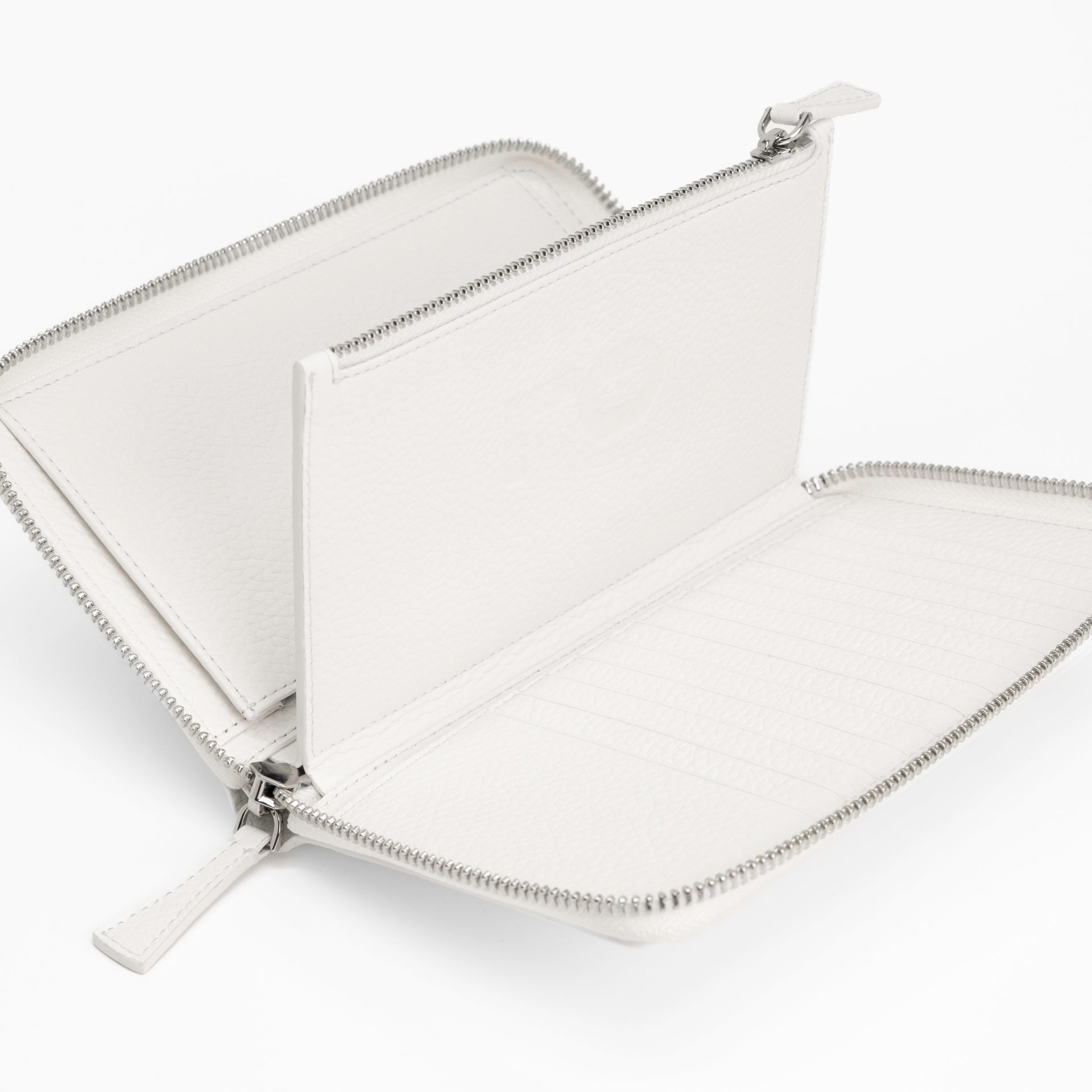 Ellipse Pebble Leather Travel Wallet in Optic White