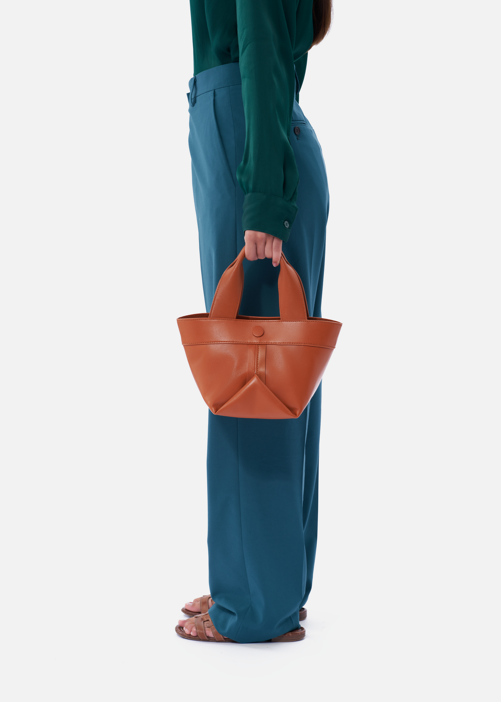 Gusset small laramie leather tote in aged camello