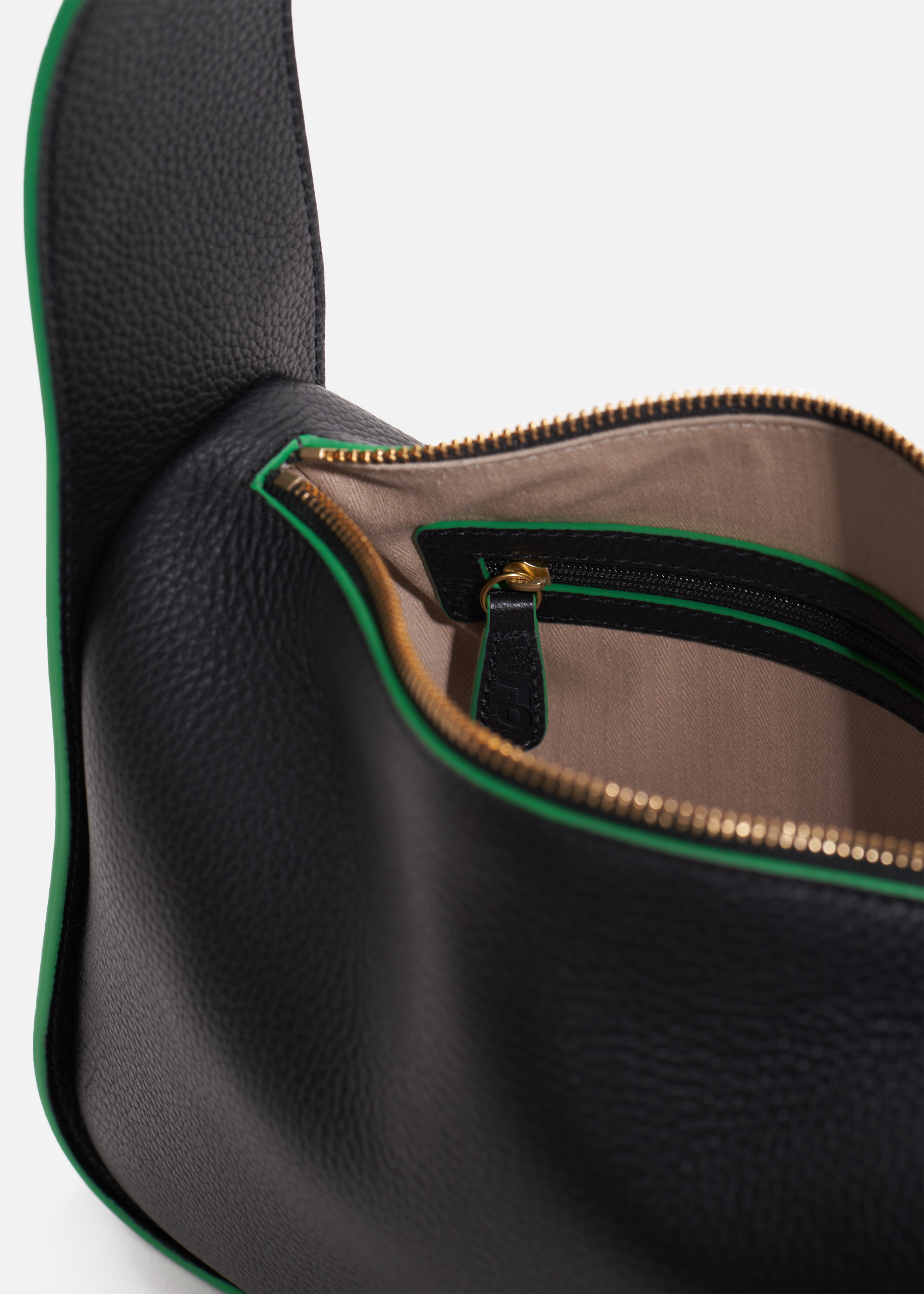 Grete pebble leather shoulder bag in black with green edge paint