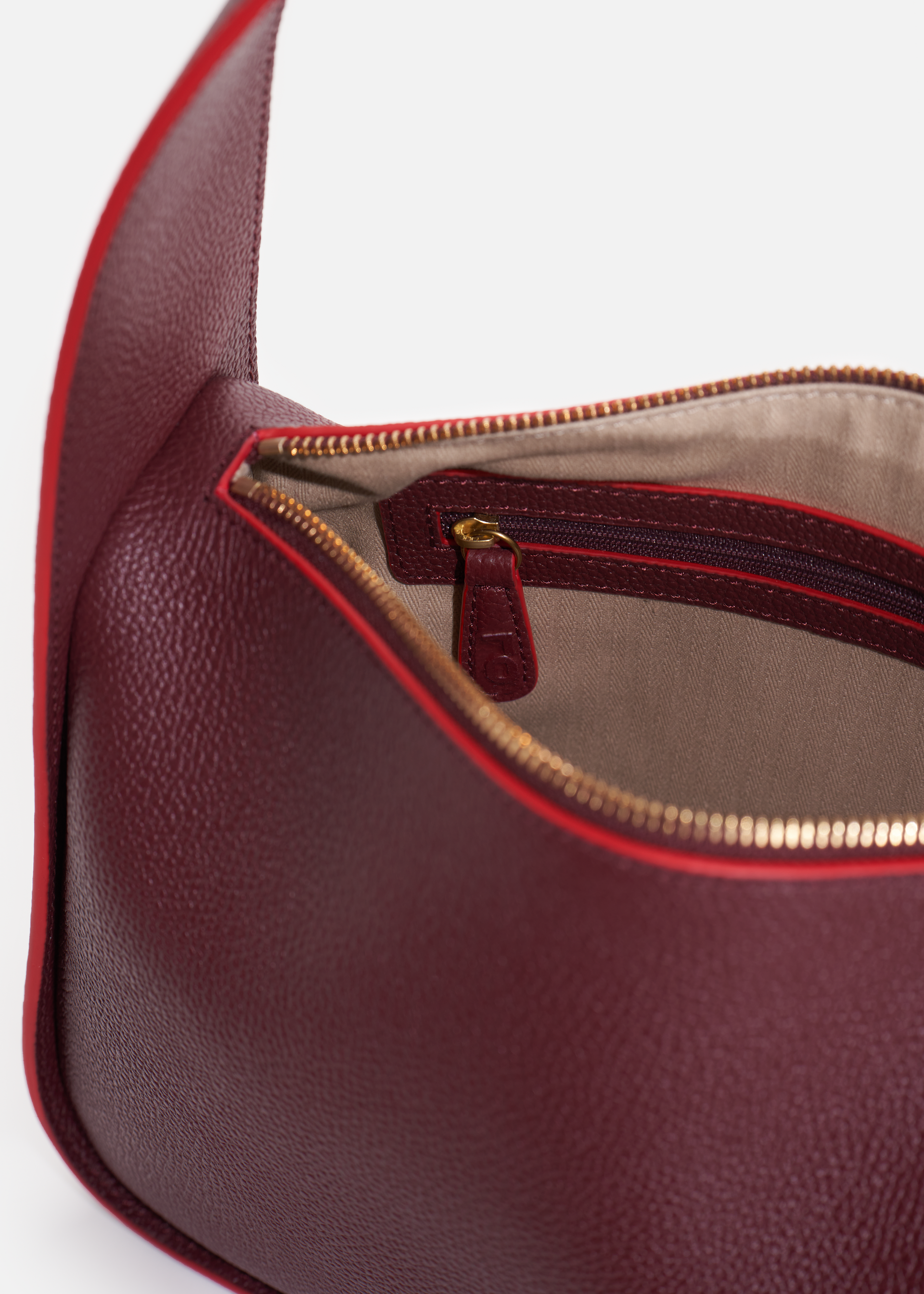 Grete pebble leather shoulder bag in carnelian with red edge paint