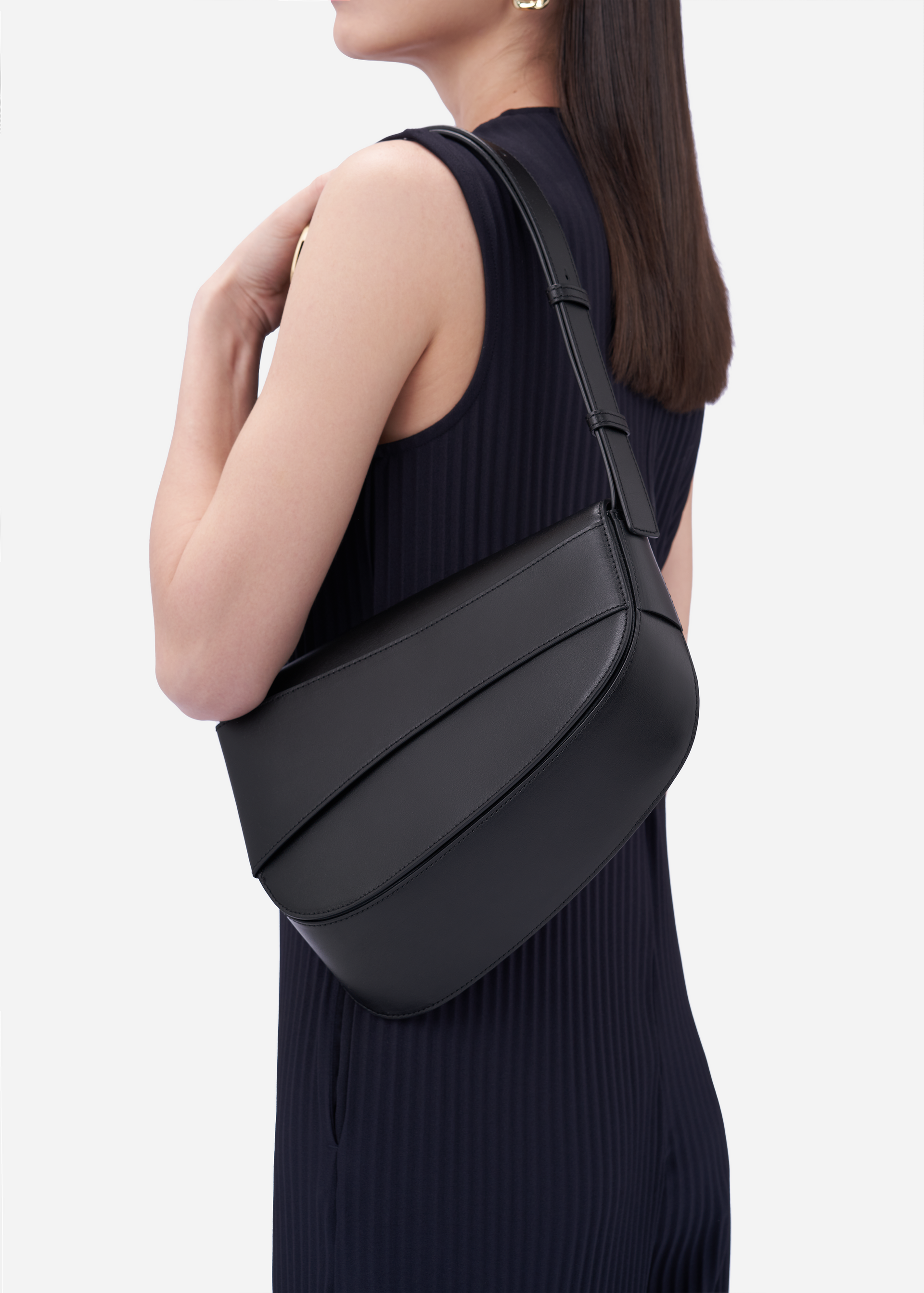 Marianne smooth leather shoulder bag in black