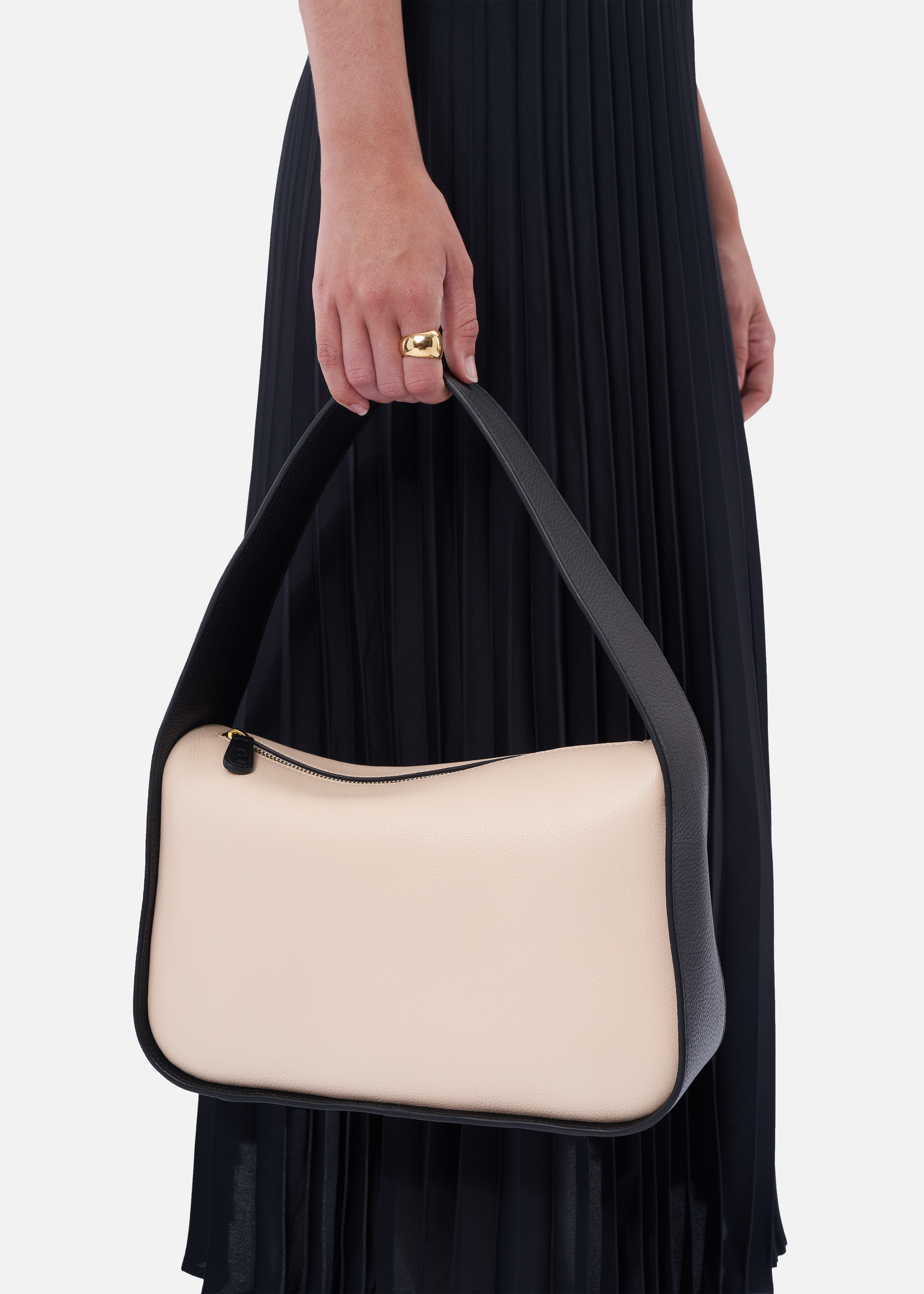Grete pebble leather shoulder bag in bare / black with black edge paint