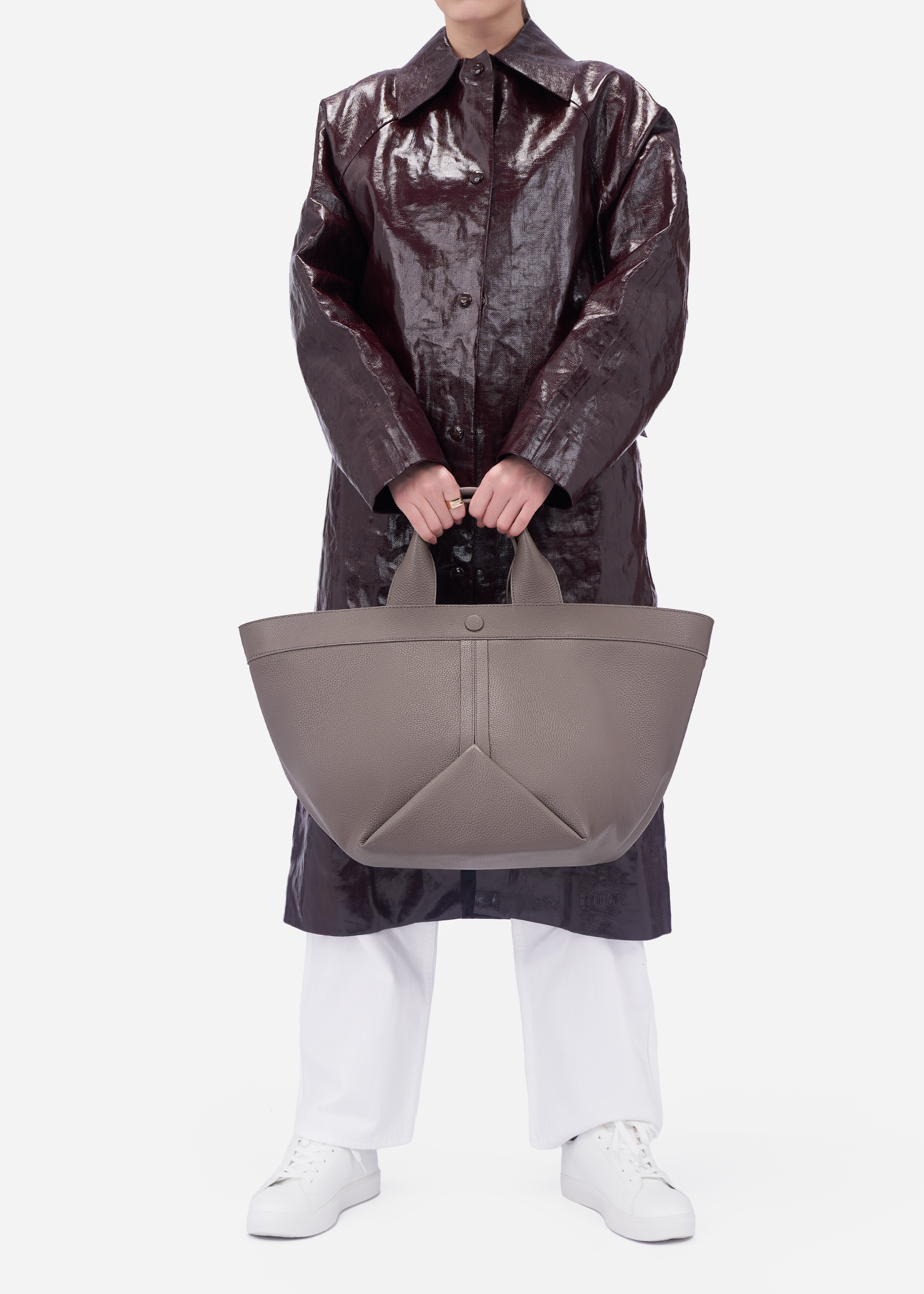 Gusset large pebble leather tote in carbon