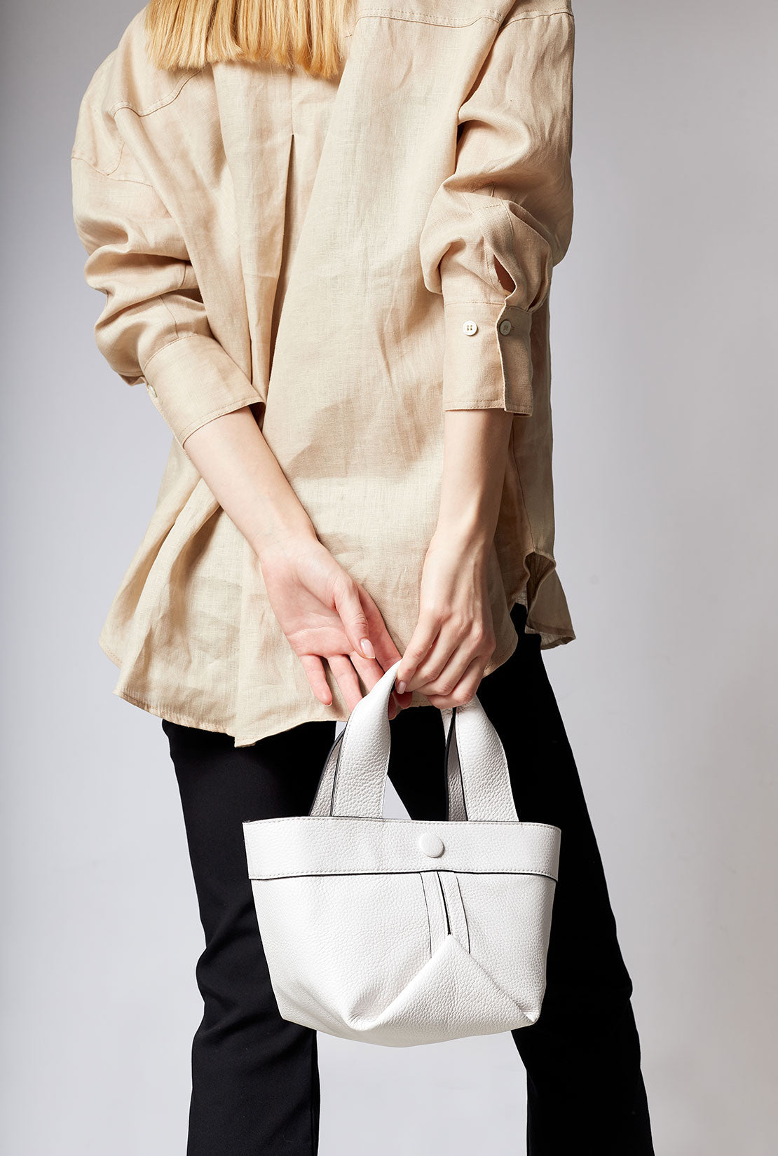 Gusset small pebble leather tote in white with black edge paint